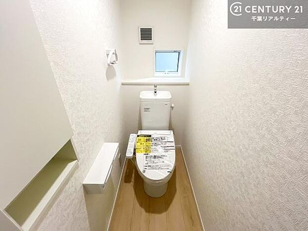 清潔感のある色味のお手洗いです!さわやかでスッキリする空間です!白を基調としているので、お手入れがしやすいトイレです!(施工例)