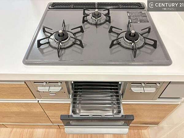 コンロは三口あるのでお料理の同時進行ができます。もちろんグリル付きです。調理スペースも広々している為作業がしやすい！使い勝手が良いシステムキッチンです！