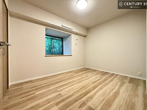 掃き出し窓がないお部屋は、お子様のお部屋としても安心です！収納スペースも充実しているので散らかったお部屋をサッと片付けられます！