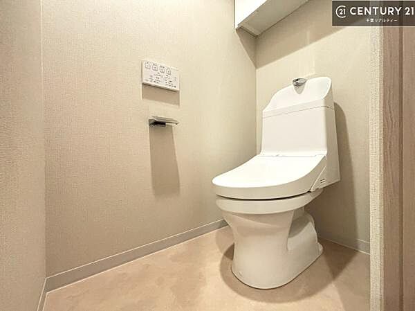 清潔感のある色味のお手洗いです！さわやかでスッキリする空間です！白を基調としているので、お手入れがしやすいトイレです！