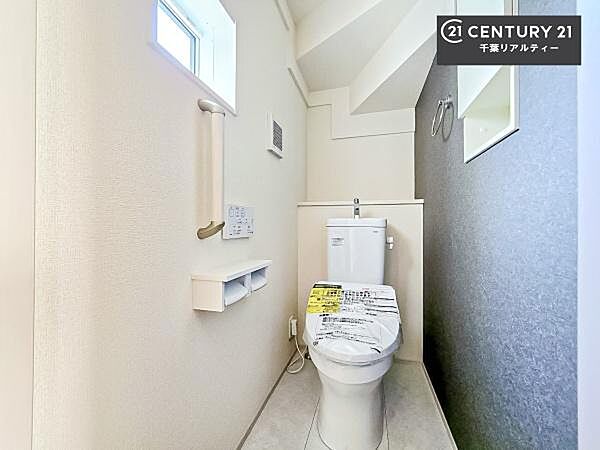 1・2階にトイレがございます！朝の忙しい時間帯も待たずにすみそうですね。白を基調とした清潔感のあるトイレでお手入れがしやすいです！