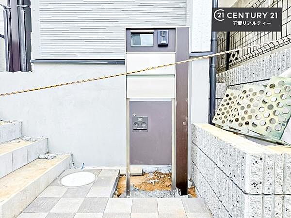 ポスト一体型宅配ボックス！玄関周りをすっきり見せつつ、再配達のストレスなく荷物を確実に受け取れる点が最大の特徴です。防犯性が高く、大型メール便にも対応可能！