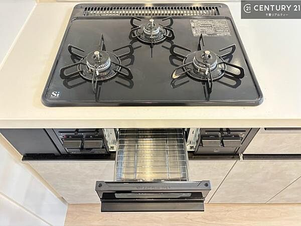 コンロは三口あるのでお料理の同時進行ができます。もちろんグリル付きです。調理スペースも広々している為作業がしやすい！使い勝手が良いシステムキッチンです！