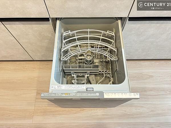 食洗機付きのキッチンです！忙しい時や手荒れ防止として大変活躍する便利な仕様です！ビルトインなのでキッチンの場所を取らず調理スペースを広く使うことが出来ます！