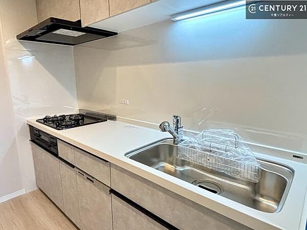 ワイドなシンクですね！水が跳ねにくく洗物がしやすい家事が楽々仕様のシステムキッチンです！デザイン性と機能性を兼ねたキッチンで清潔感がありますね！
