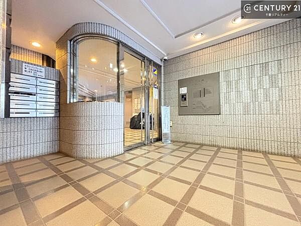 住まいの顔にふさわしい、明るく洗練されたエントランス。訪れる方を心地よく迎え入れる、上質な空間です。