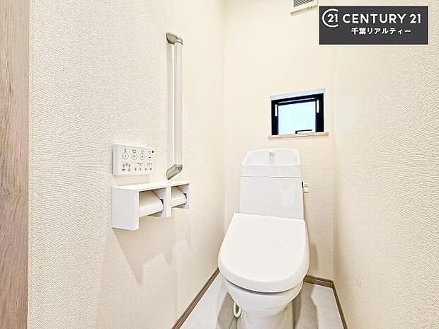 清潔感のある色味のお手洗いです！さわやかでスッキリする空間です！白を基調としているので、お手入れがしやすいトイレです！