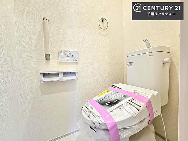 1・2階にトイレがございます！朝の忙しい時間帯も待たずにすみそうですね。白を基調とした清潔感のあるトイレでお手入れがしやすいです！