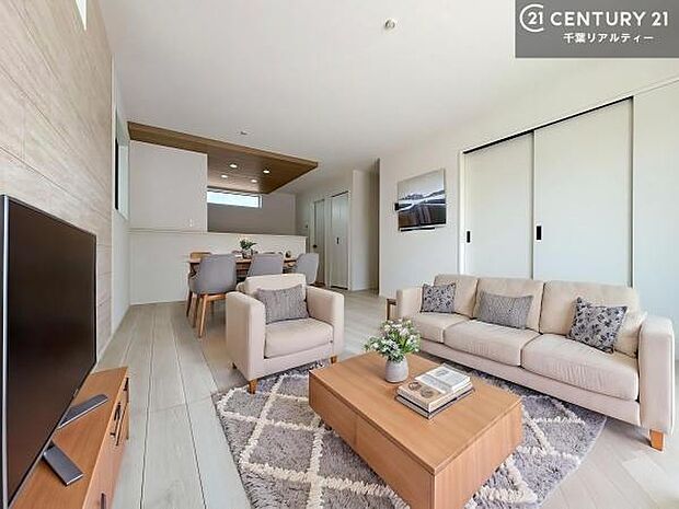 家具はCGパースです。大きな窓を設けた開放感あふれる住空間。心地よい陽光が室内を優しく包み込みます。