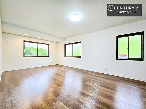 2面採光を確保した明るい室内は、風通しも良く、明るく大変居心地の良い空間となっております。リラックスして過ごせる心地の良いお部屋です！