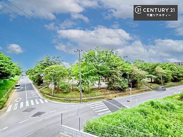 落ち着きある住宅街です！周囲には高い建物がなく、空が広く開放感があり、陽当たりを大きく遮られることもありません！気持ちの良い風が通り抜ける街並みです！