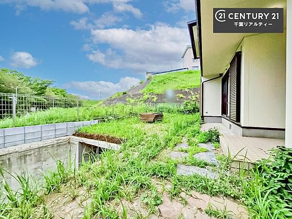 陽当たり良好なお庭です！晴れた日には青い空を見渡せる開放的な時間を楽しめます。ガーデニングや家庭菜園も楽しめます！