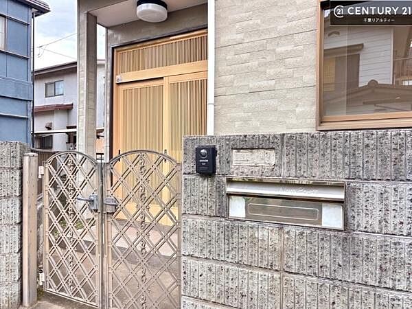 疲れて帰ってきても、ただいま！を言いたくなる、優しく迎え入れてくれる空間になっています。明るく温もり溢れる玄関です！