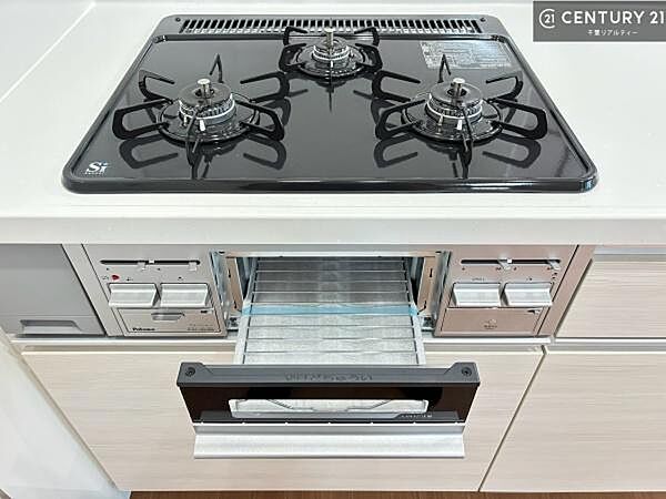 コンロは三口あるのでお料理の同時進行ができます。もちろんグリル付きです。調理スペースも広々している為作業がしやすい！使い勝手が良いシステムキッチンです！