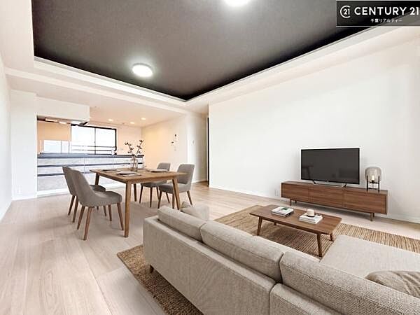 家具はCGパースです。心地良いリビングは家族が自然と集まります。家族団欒の時間が増えそうです。ご家族と、より一層充実した時間を過ごせそうですね。