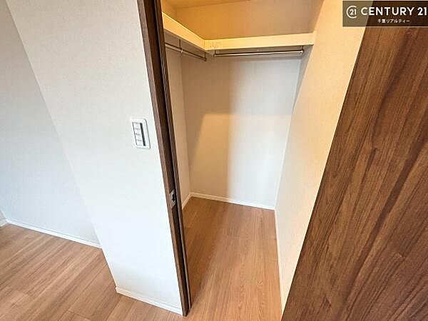 住空間をすっきり使うためには必須ポイントの収納スペースですよね。是非現地でご確認ください！
