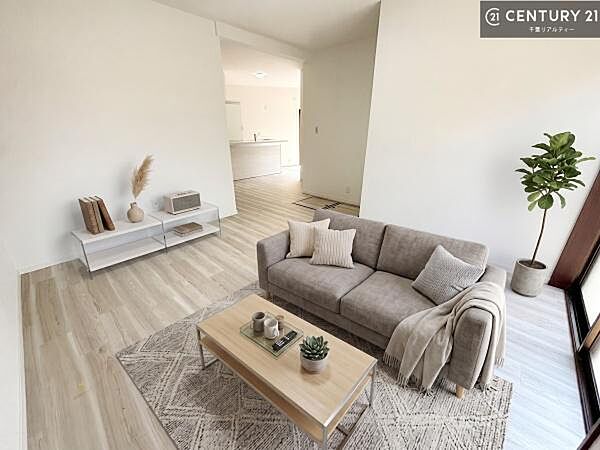 家具はCGパースです。心地良いリビングは家族が自然と集まります。家族団欒の時間が増えそうです。ご家族と、より一層充実した時間を過ごせそうですね。