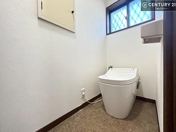 1・2階にトイレがございます！朝の忙しい時間帯も待たずにすみそうですね。白を基調とした清潔感のあるトイレでお手入れがしやすいです！