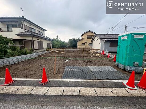 駐車スペースは2台分あります(車種による)！セカンドカーはもちろん、バイクや自転車なども置き場所に困りません。