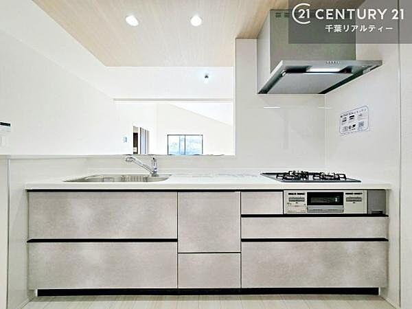 大人気の対面式システムキッチンを採用しています！ご家族のコミュニケーションが自然と増える設計です。お子様にも目が届くので嬉しいですね！広々使えて快適で作業が進みます。