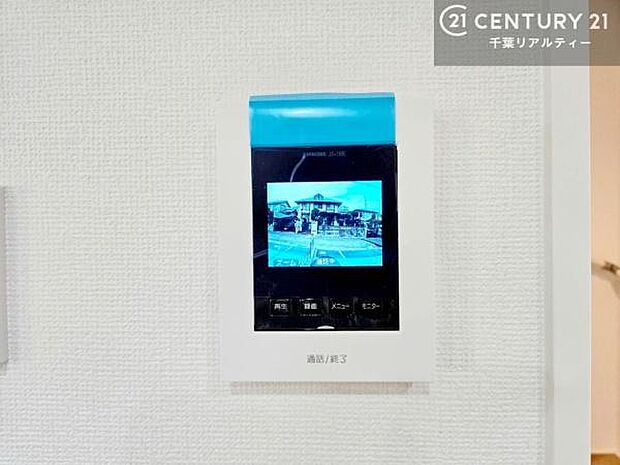 TVモニター付インターフォンを完備。来訪者の顔を確認してから対応できるため、防犯面にも配慮された安心の設備です。