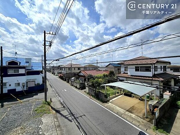 晴れた日には青い空を見渡せる開放的な時間を楽しめます。気持ちの良い風が通り抜ける街並みです！
