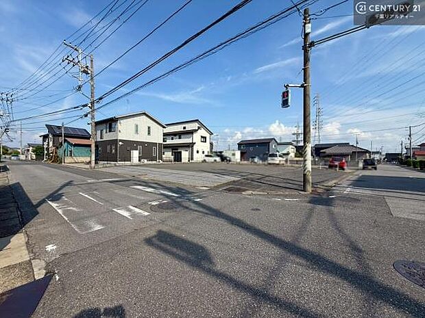 明るく開放的な角地でちょっと贅沢なお住まいをしませんか。陽当り通風良好で気持ちよくお住まいいただけます。