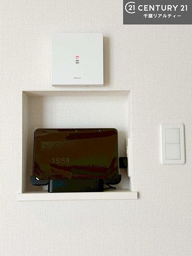 インターホンや防犯カメラ、家電操作、内線通話、エネルギー管理まで対応。毎日の暮らしをもっと安心・快適・便利に変えるスマートホームサービスです。家族みんながつながり、毎日快適に過ごせます