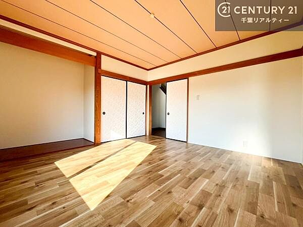 明るく風通しの良い居室です。「シンプル」にデザインされた室内。自由度が高いので家具やレイアウトでお好みの空間を創り上げられます。是非一度、現地にてご確認ください。
