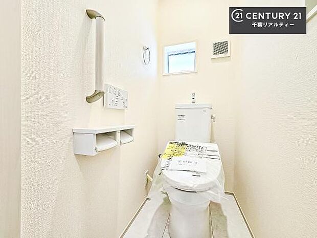 清潔感のある色味のお手洗いです！さわやかでスッキリする空間です！白を基調としているので、お手入れがしやすいトイレです！