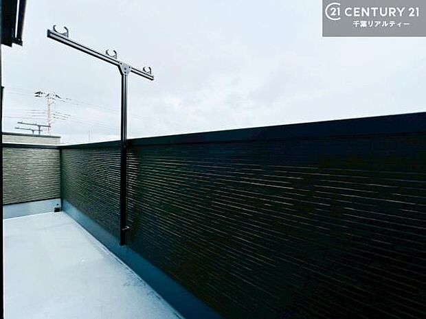 陽当たりの良いバルコニーで、お洗濯物もよく乾きそうですね！お天気の良い日にはバルコニーへ出てリフレッシュするのも気持ちよさそうです。