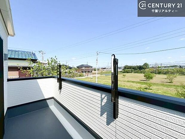 晴れた日には青い空を見渡せる開放的な時間を楽しめます。気持ちの良い風が通り抜ける街並みです！