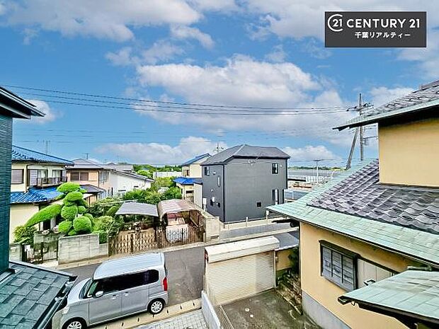 晴れた日には青い空を見渡せる開放的な時間を楽しめます。気持ちの良い風が通り抜ける街並みです！
