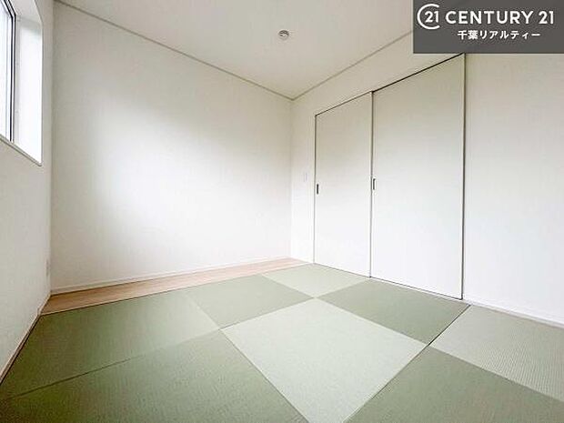 リビングと隣接している和室です！客間としてはもちろん、家事の休憩スペースとして使用するのもいいですね！