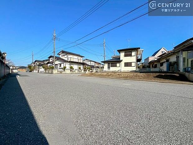 前面道路は8ｍ！陽当り良好な立地です。車庫入れが苦手な方も安心ですね。