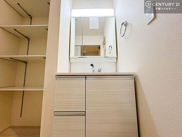 三面鏡仕様の洗面化粧台を採用。鏡裏収納付きのため、ドライヤーや化粧品などをすっきり片付けられます。洗面台まわりを広く使え、毎日の身支度も快適に行えます。