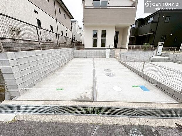 駐車スペースは2台分あります！セカンドカーはもちろん、バイクや自転車なども置き場所に困りません。
