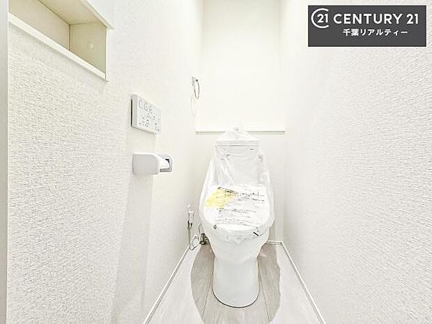 清潔感のある色味のお手洗いです！さわやかでスッキリする空間です！白を基調としているので、お手入れがしやすいトイレです！