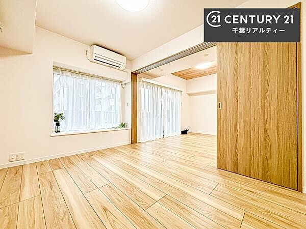 明るく温もりがあり、換気もしっかりできます！朝起きて、背伸びをしつつ深呼吸をし良い朝を迎え入れることが出来そうですね！