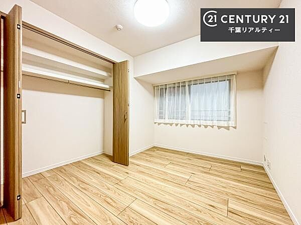 収納力のある洋室です。お部屋もすっきり広々と使えて気持ちが良いです！キレイな明るいお部屋で過ごすのは、更にのんびりゆっくりできますね！