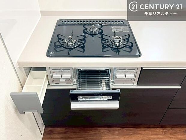 コンロは三口あるのでお料理の同時進行ができます。もちろんグリル付きです。調理スペースも広々している為作業がしやすい！使い勝手が良いシステムキッチンです！