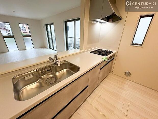 大人気の対面式システムキッチンを採用しています！ご家族のコミュニケーションが自然と増える設計です。お子様にも目が届くので嬉しいですね！広々使えて快適で作業が進みます。