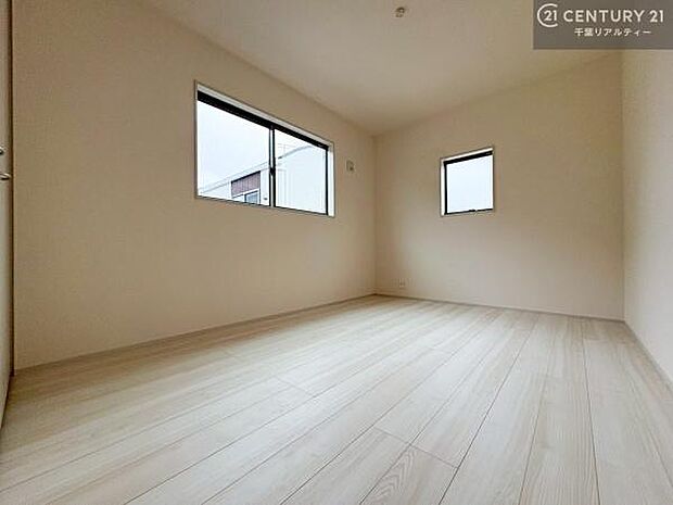 2面採光を確保した明るい室内は、風通しも良く、明るく大変居心地の良い空間となっております。リラックスして過ごせる心地の良いお部屋です！
