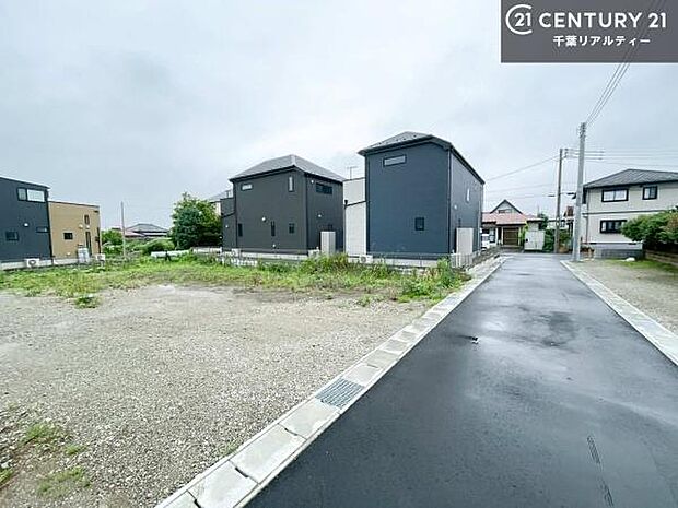 落ち着いた街並みが広がる閑静な住宅街に位置し、穏やかで心安らぐ暮らしを叶える住環境です。