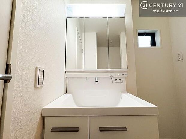 三面鏡仕様の洗面化粧台を採用。鏡裏収納付きのため、ドライヤーや化粧品などをすっきり片付けられます。洗面台まわりを広く使え、毎日の身支度も快適に行えます。