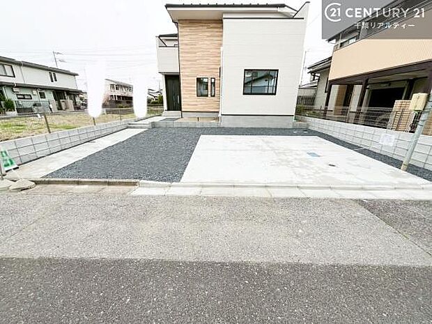 駐車スペースは3台分あります！（オプション）セカンドカーはもちろん、バイクや自転車なども置き場所に困りません。