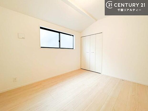 掃き出し窓がないお部屋は、お子様のお部屋としても安心です！収納スペースも充実しているので散らかったお部屋をサッと片付けられます！