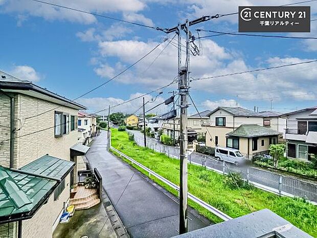 晴れた日には青い空を見渡せる開放的な時間を楽しめます。気持ちの良い風が通り抜ける街並みです！