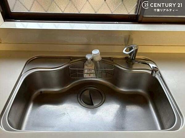 ワイドなシンクですね！水が跳ねにくく洗物がしやすい家事が楽々仕様のシステムキッチンです！デザイン性と機能性を兼ねたキッチンで清潔感がありますね！