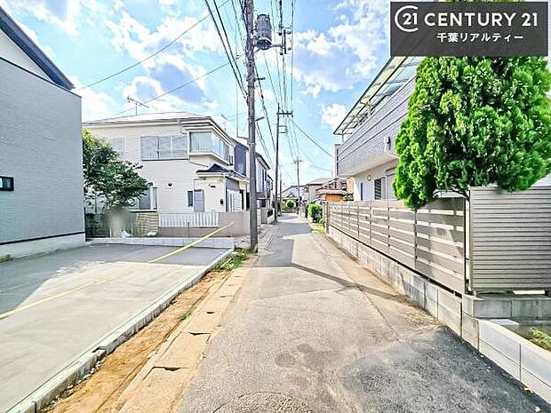 落ち着いた街並みが広がる閑静な住宅街に位置し、穏やかで心安らぐ暮らしを叶える住環境です。